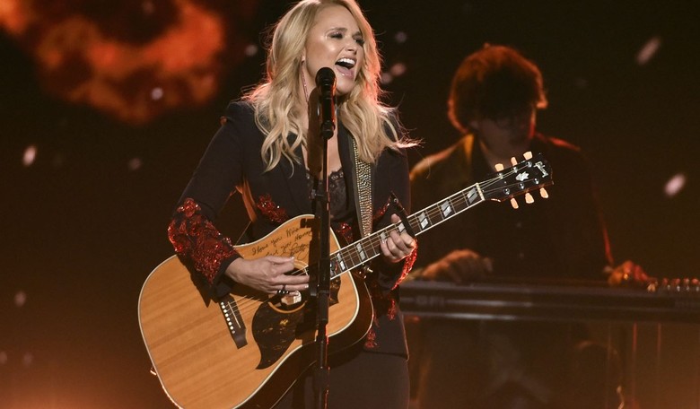 Attention, please! Miranda Lambert MELTS DOWN on fans taking selfies while she performs