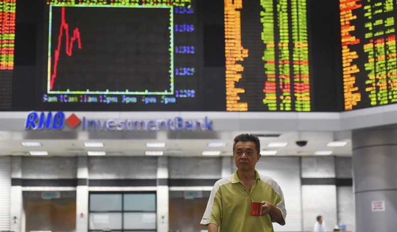 Investors Calm, But Inflation Fears Weigh On Dollar