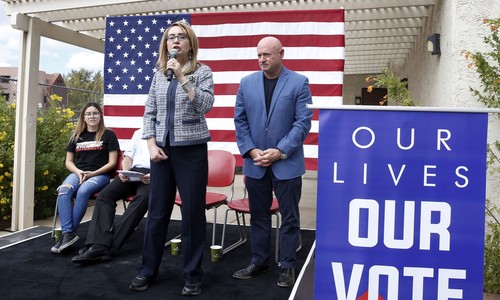 Giffords Accuses GOP of Selling Out to Gun Lobby While Showering Democrats With Cash