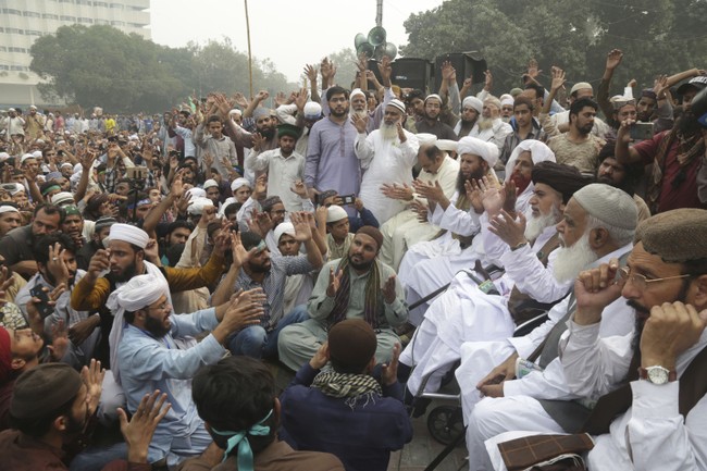 Pakistan: Supreme Court Acquits Muslim Men Convicted of Burning a Christian Couple to Death