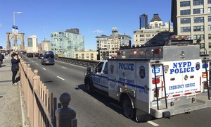 Anti-ICE Crew Blocks Brooklyn Bridge - the Drivers' Response Is Priceless 