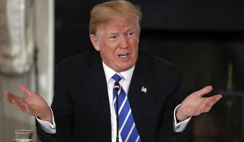 Psychiatrist Who Briefed Lawmakers on Trump's Mental State Is Reporting Him to Authorities As 'Dangerous' Threat