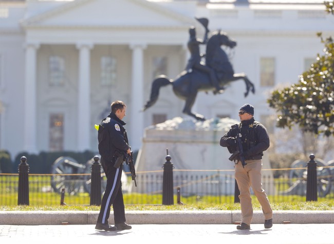 Ceasefire Activists Occupy Hart Senate Office Building, Chain Themselves to WH Fence