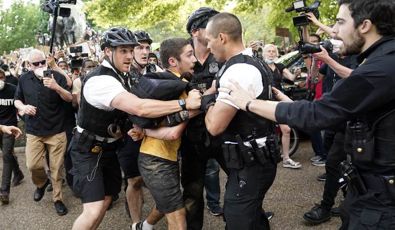 Hundreds of Australians Arrested as Country's Anti-Lockdown Protests Ensue