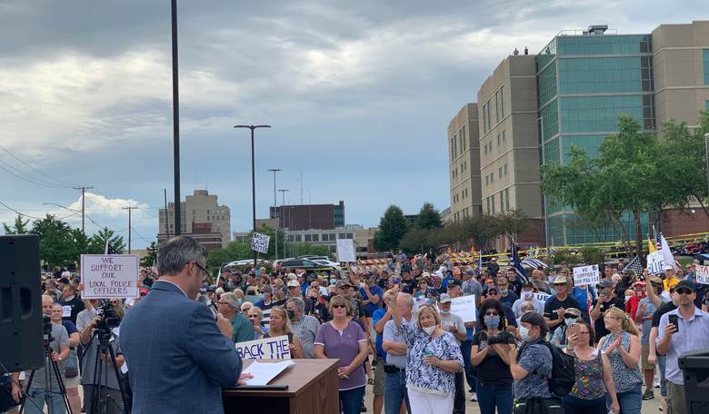'Back the Blue' Rally In Illinois Draws Hundreds as Police Shut Down Violent Counter Protesters
