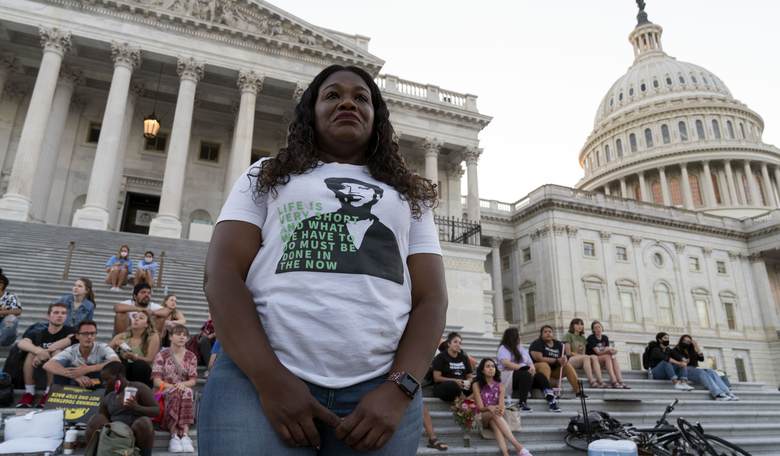 Progressive Lawmakers Look to Give HHS Power to Implement Eviction Moratorium