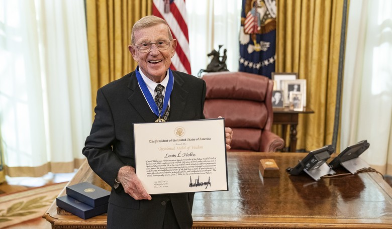 Legendary Notre Dame Coach and American Patriot Lou Holtz Dies at 89, Leaves Behind Powerful Legacy
