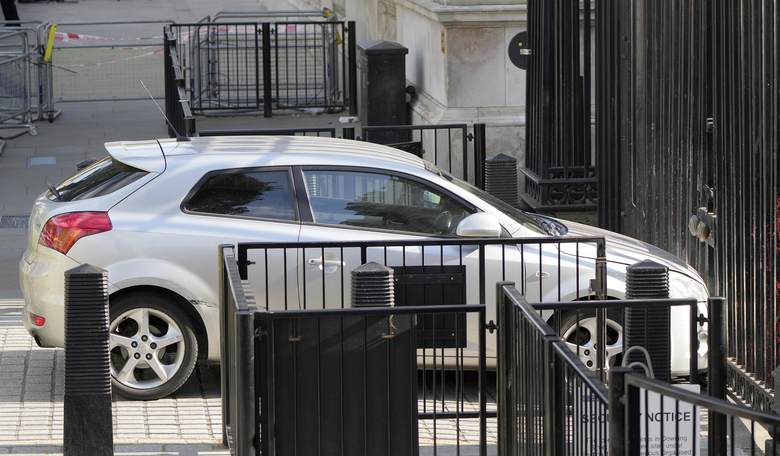 What's With All These People Trying to Crash Into the Houses of Heads of State