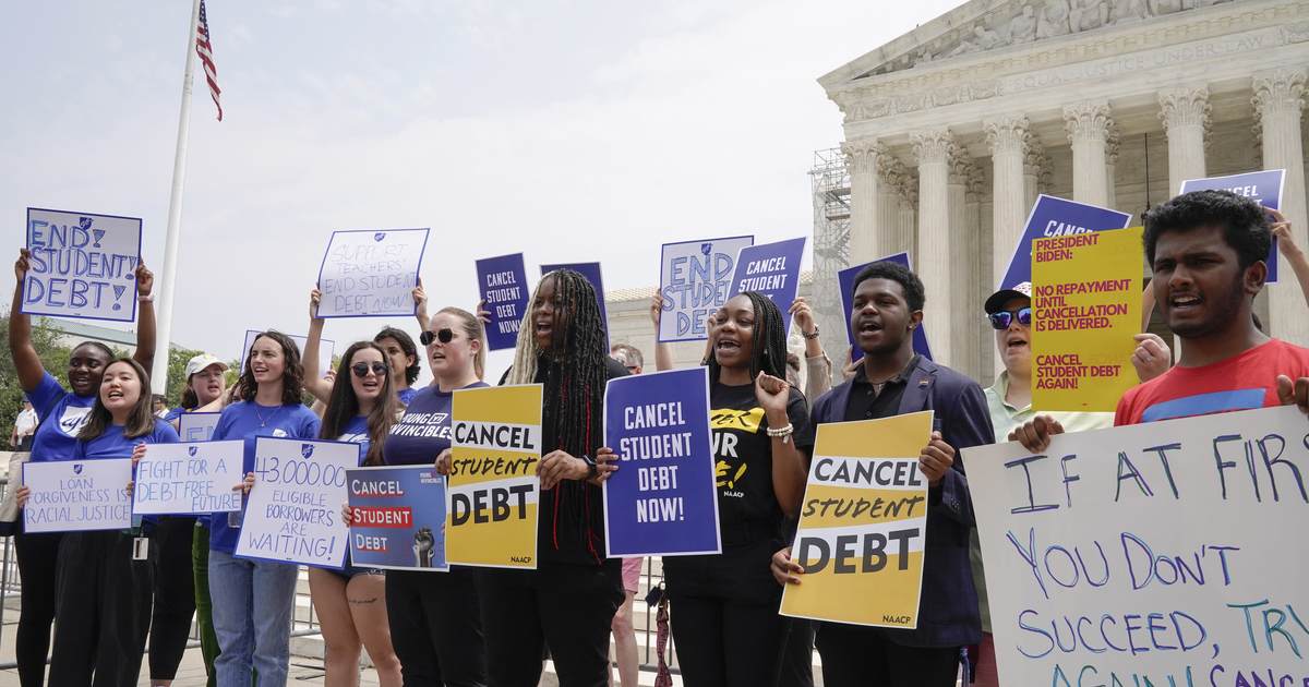 Court Grants Motion to Block Biden’s Student Loan Debt Plan