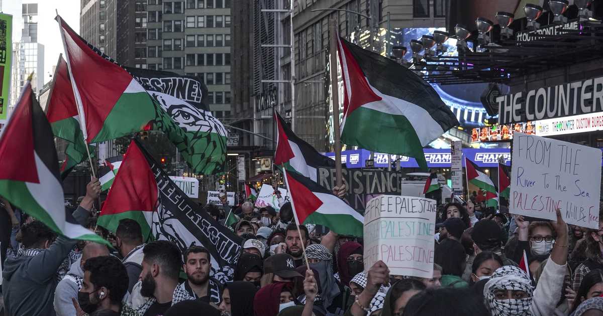 Here's the Hilarious Tweet That Shredded the 'Queers for Palestine' Manhattan Bridge Protest 