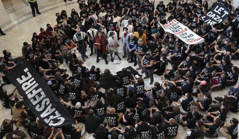 Pro-Palestine Protestors Ambush Grand Central Station, Clashing With Police 