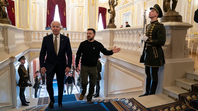 Joe Biden's Weird Obsession With Men's Biceps - Vimarsana News