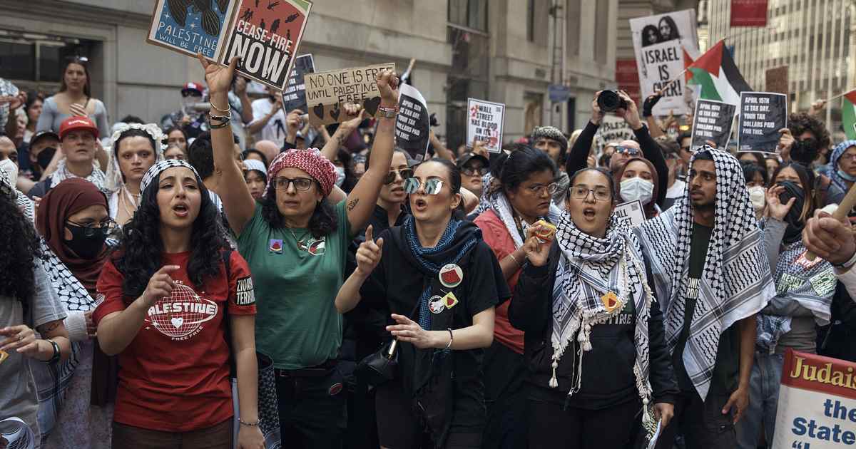 Pro-Hamas Activists Storm Democratic Event in NYC, Clashing With Police and Setting Off Smoke Bombs