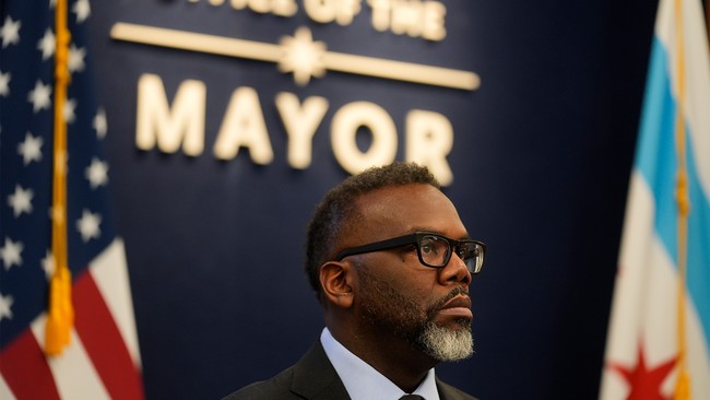 Le maire de Chicago, Brandon Johnson, demande des réparations pour les résidents noirs de la ville – –