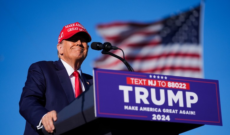 How Trump Reacted to a Dysfunctional Podium in Minnesota