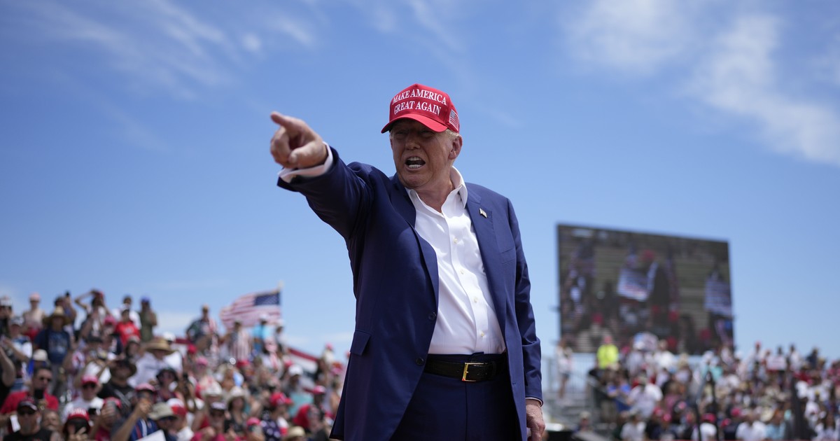 “Trump’s Vegas Rally Signals Midterm Momentum Shift!”