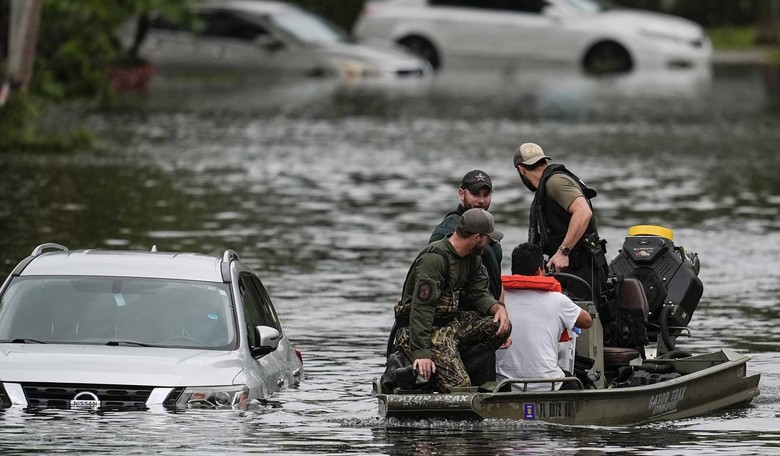 Confirmed: FEMA Ordered Relief Workers to Skip Hurricane-Ravaged Homes With Trump Signs
