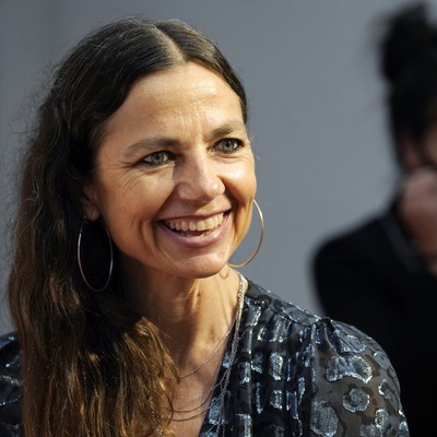Justine Bateman Critiques London Police Officer's Trigger Discipline