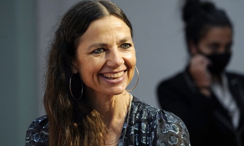 Justine Bateman Critiques London Police Officer's Trigger Discipline