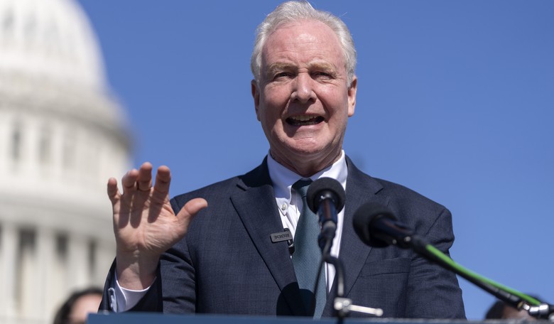 Van Hollen Enjoys Praise From Jeffries As He Continues to Fight for Deported 'Maryland Man'