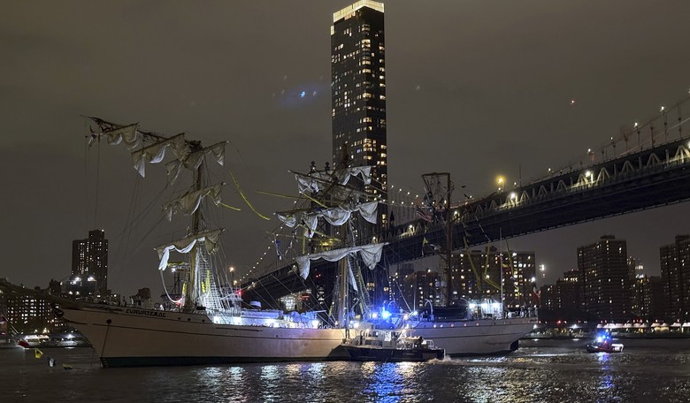 No Bueno: A Mexican Navy Ship Crashed Into the Brooklyn Bridge Tonight