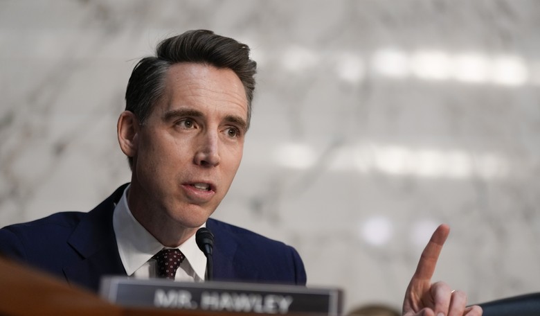 Sen. Hawley Revives ‘PELOSI Act’ to Crack Down on Congressional Stock Trading