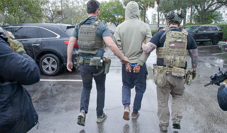 ICE Agents Confronted by Activists During Migrant Deportation Effort at NYC Courthouse