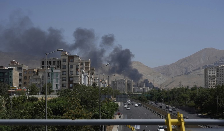 Pro-Iran Protesters Call on Regime to 'Burn Tel Aviv to the Ground'