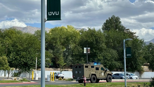 Poskus atentata na Charlieja Kirka sprožil politične odzive in obtožbe o prikrivanju