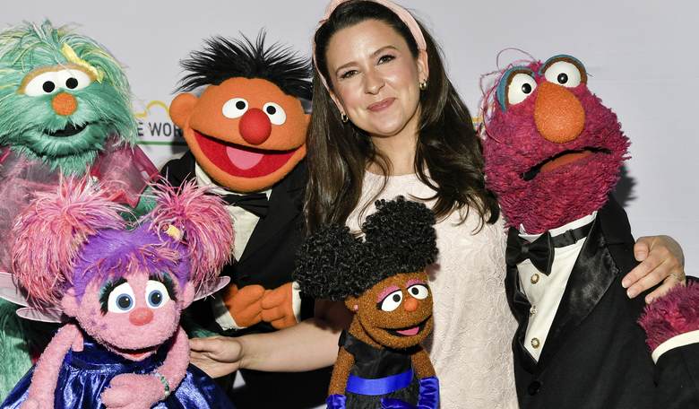 Children's YouTube Star Ms. Rachel Sings With Kids for Illegal Aliens Outside Newark ICE Facility 
