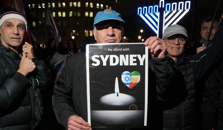 Watch: Solemn Moment of Silence at Sydney's Iconic New Year's Fireworks Event to Ring in 2026