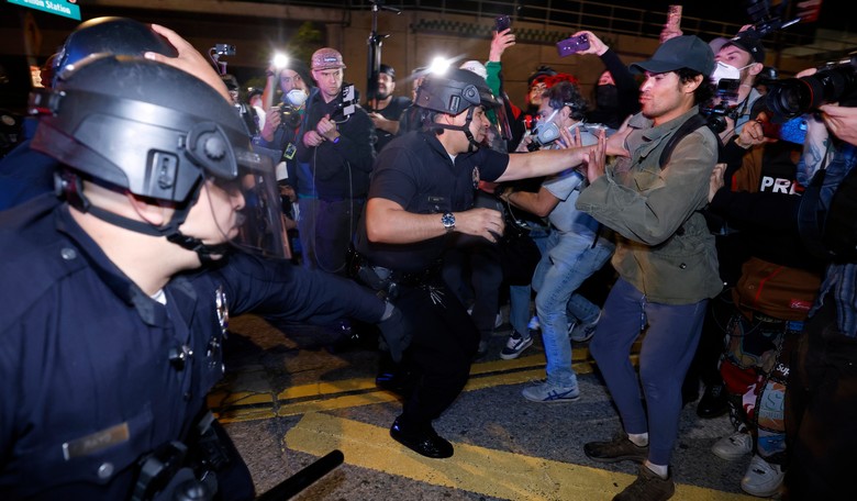 School, Who Needs School? LA HS Students Ditch Class for Anti-ICE Protest, Hit Officer in Head With Pole