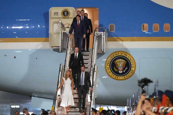 Here's How Seriously the US Took Digital Security on President Trump's Trip to China