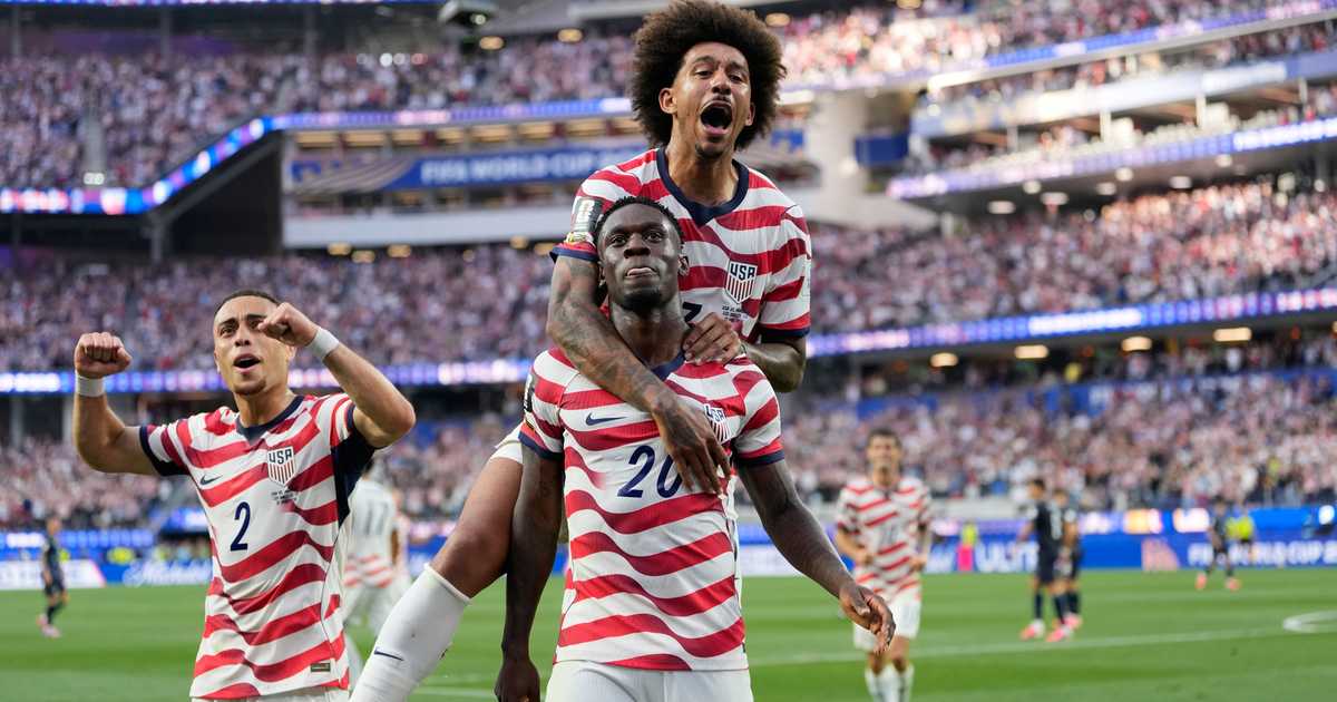 U.S. Trounces Paraguay 4-1 in World Cup Opener