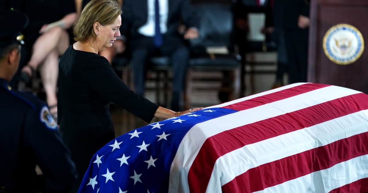 “Trump Pays Respects to ‘Patriotic Leader’ Lindsey Graham at Memorial”