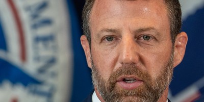 Breaking: Plane Carrying DHS Secretary Mullin Forced to Make Emergency Landing After Engine Fails
