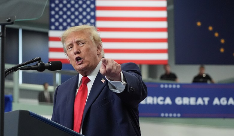 Sleaze-Bags Who Leak Attack Plans Deserve a Bullet, Trump Tells Cheering Arizona Crowd