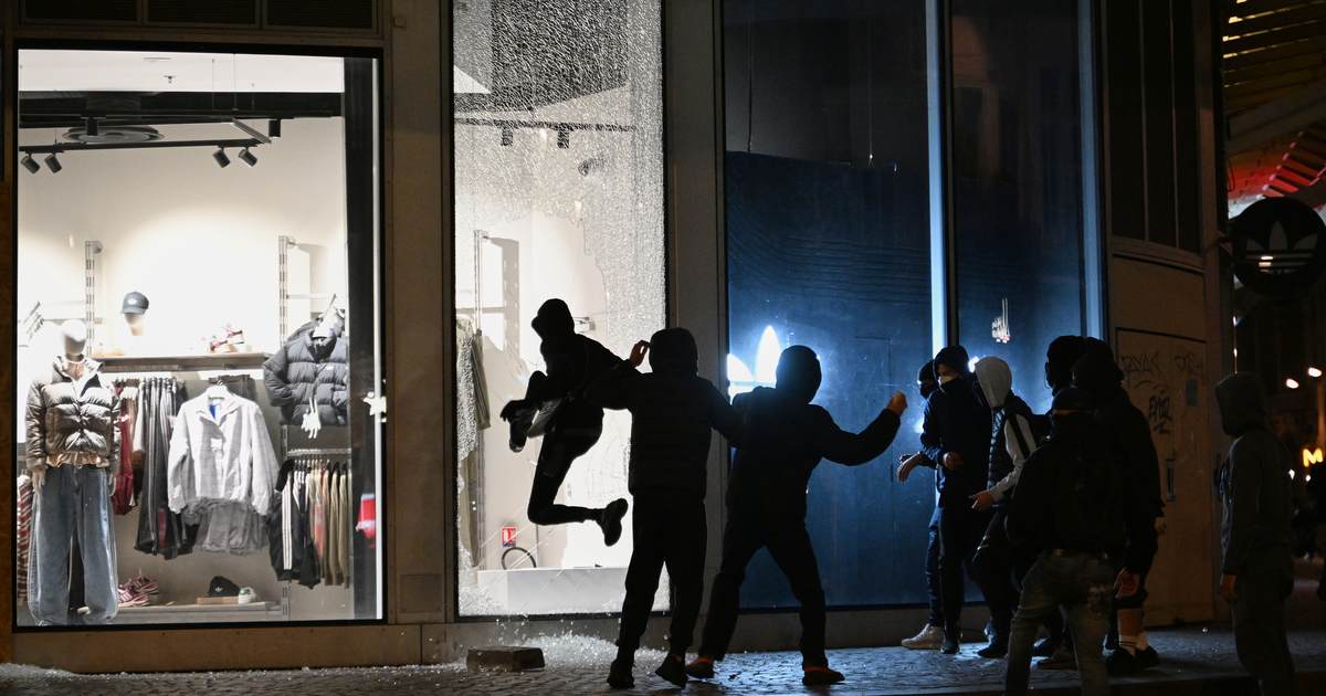 French Looters Aren't Revolutionaires, They're Just Revolting