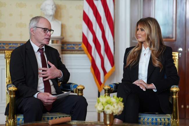 Israeli-American Hostage Keith Siegel Reunites With His Wife at the White House, Thanks Melania Trump