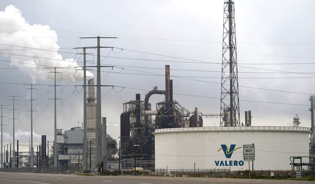 Massive Explosion and Fire Breaks Out at Texas Oil Refinery