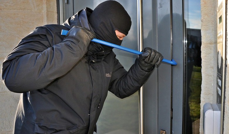 Burglar accidentally shoots himself in head during escape