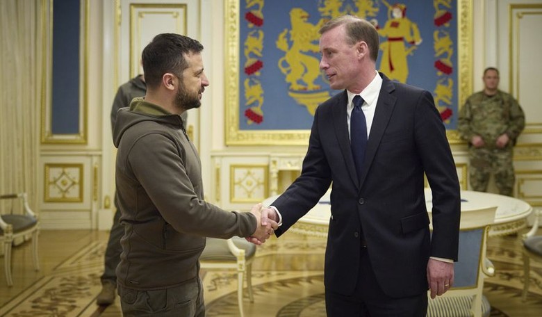 White House "privately" asks Ukraine to be open to peace negotiations with Russia