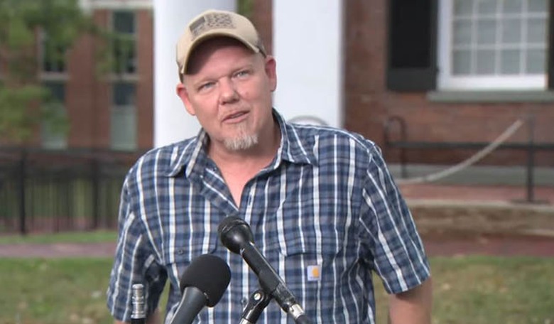 Gov. Youngkin pardons Scott Smith, Loudoun County parent arrested at school board meeting