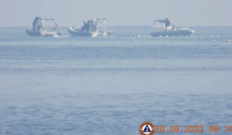 Another provocation: China puts a floating barrier in the sea to block Philippine fishermen