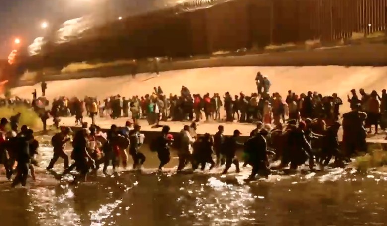 Giant Illegal Immigrant Caravans Cross Into El Paso Before Title 42 Expires