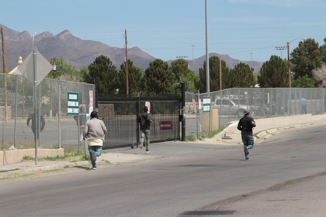 WATCH: Hundreds of Illegal Immigrants Attempt to Evade Law Enforcement in El Paso - Vimarsana News