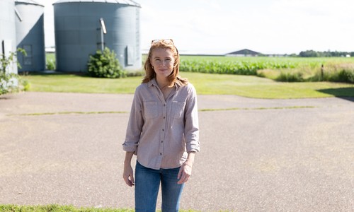 Rebecca Cooke Is Running As a Poor Waitress, but Financial Disclosures Tell a Different Story