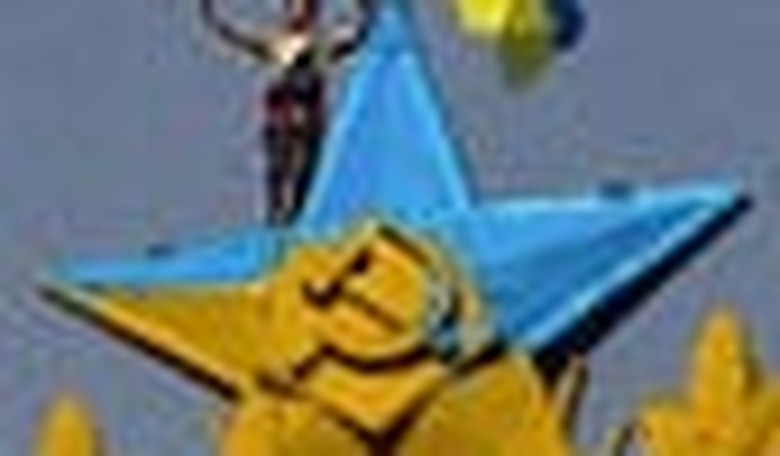 Protester Raises Ukrainian Flag over Moscow's Symbolic Stalinist Spire