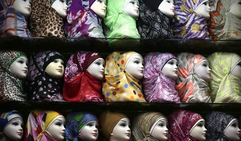 U.S. Muslim Woman Stops Wearing Hijab, Because She Fears ... Republicans