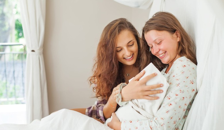 6 Reasons Moms Should Welcome Visitors After Baby is Born